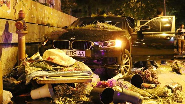 Kadıköy’de kontrolden çıkan otomobil çiçekçiye çarptı: 1 ölü