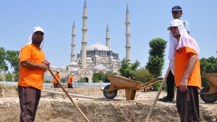 Kazı çalışmasında mahkumlar çalışıyor