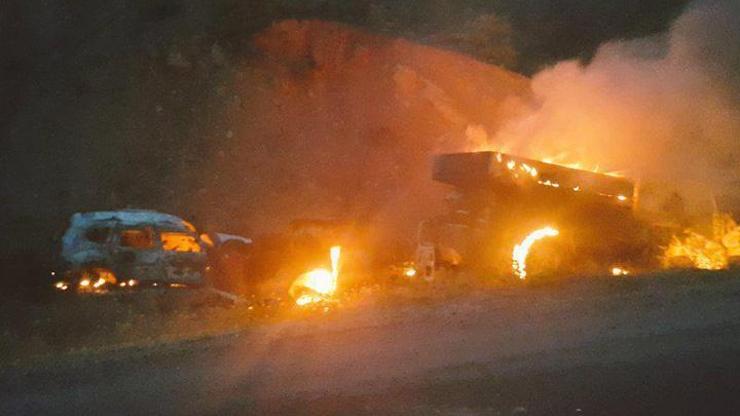 Tuncelide yol kesen PKKlılar 3 aracı ateşe verdi
