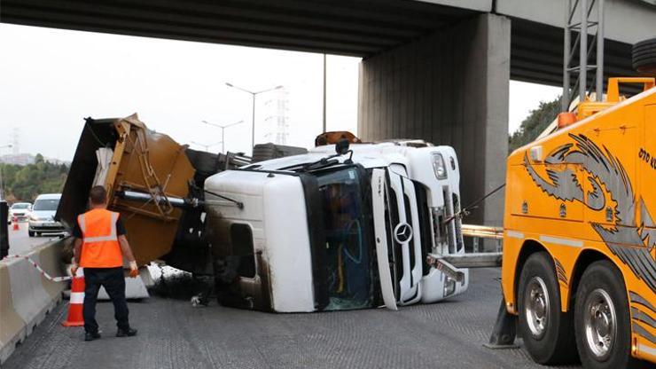 Damperi açılan kamyon köprüye çarparak devrildi