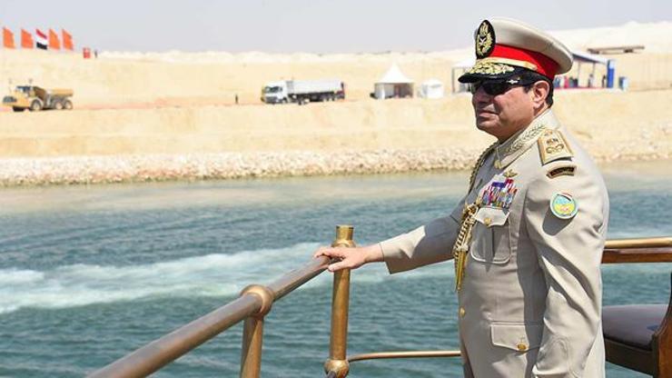Mısır yeni Süveyş Kanalını açtı