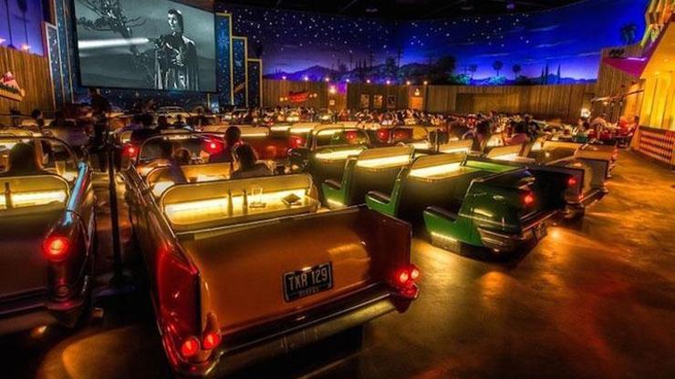 Bilim kurgu temalı arabalı sinema restoranı