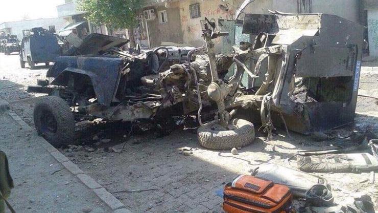 Silopi'de mayınlı saldırı: 4 polis şehit Silopi'de mayınlı saldırı: 4 polis şehit