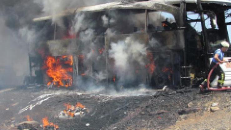 Ercişte teröristler yolcu otobüsünü ateşe verdi