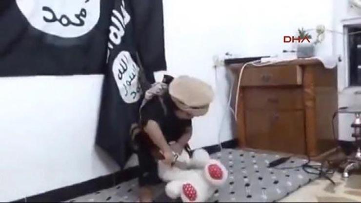 IŞİD bayrağı önünde oyuncağının kafasını kesiyor