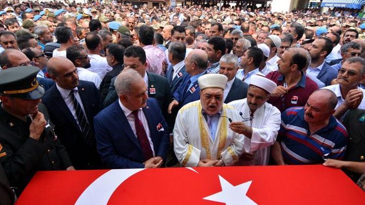 Şehit Yüzbaşı Alkanın cenazesinde Erdoğana hakaret ettiği iddia edilen 2 kişi tutuklandı