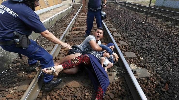 Macaristan’da göçmen kampına gitmeyi reddeden aile kendini tren raylarına attı