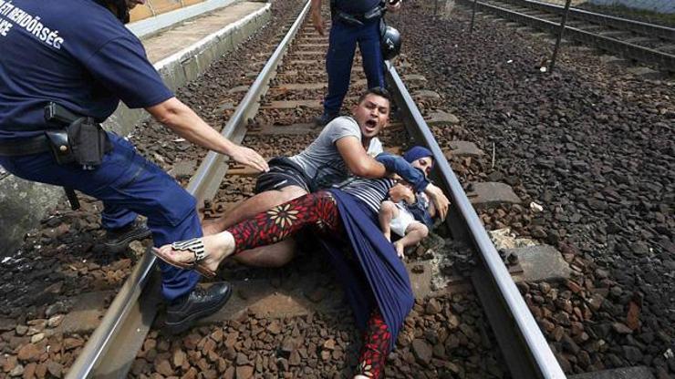 Macaristan’da göçmen kampına gitmeyi reddeden aile kendini tren raylarına attı
