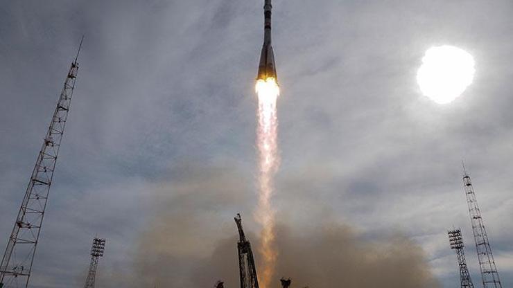 Soyuz uzay aracı UUİye kenetlendi