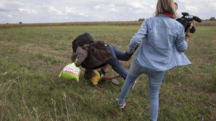 Mültecilere tekme atan kameraman kadın özür diledi