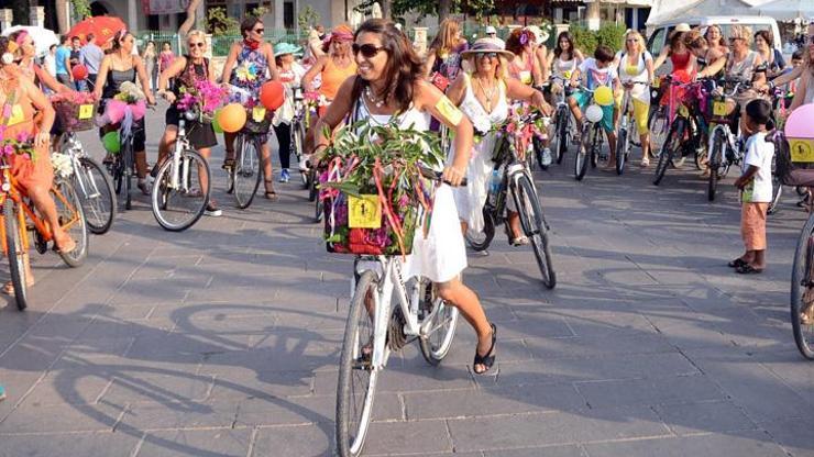 Süslü kadınlardan bisiklet turu