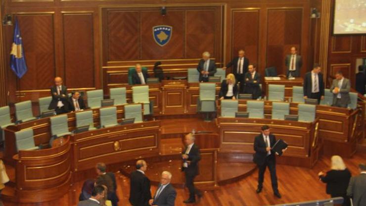 Kosova başbakanına mecliste yumurta yağmuru