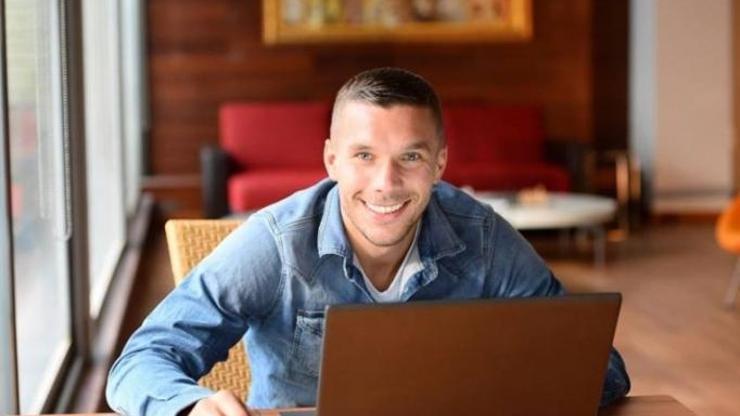 Podolski UEFAnın sitesinde soruları yanıtladı