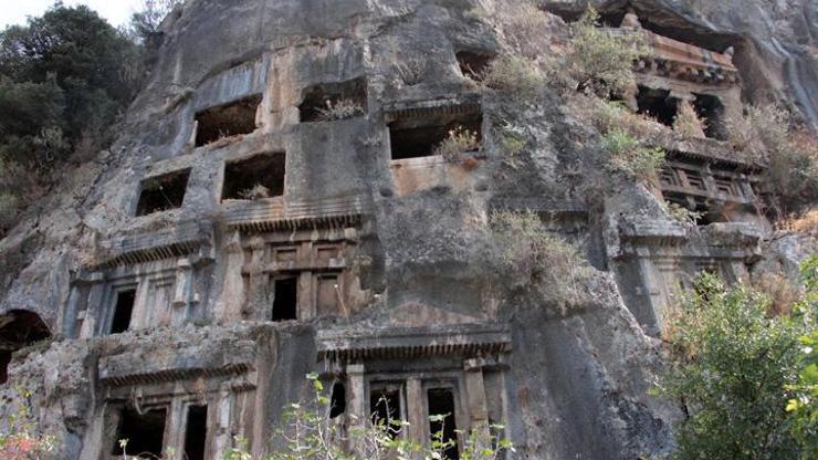 Fethiyedeki 2 bin 400 yıllık kaya mezarlar depo oldu
