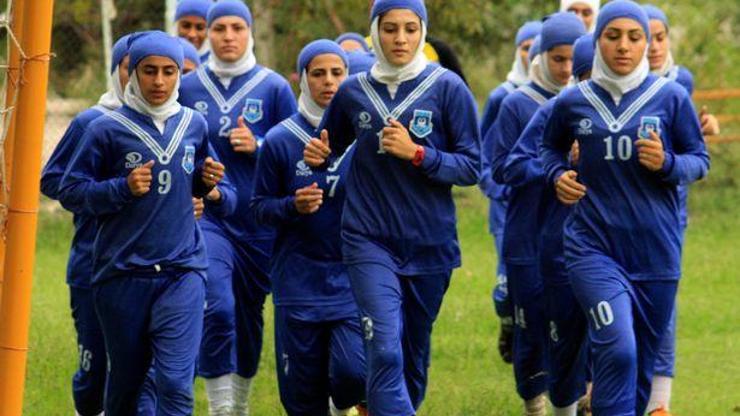 İran kadın futbol takımında 8 erkek futbolcu