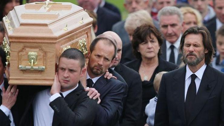 Jim Carrey intihar eden eski sevgilisinin cenazesine katıldı