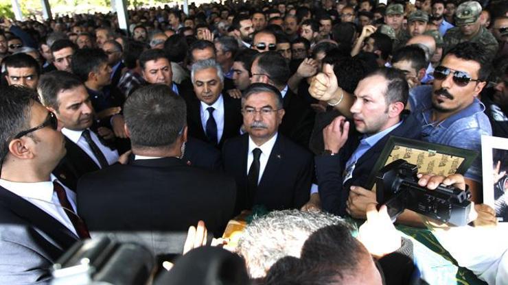 İsmet Yılmaza cenaze töreninde protesto