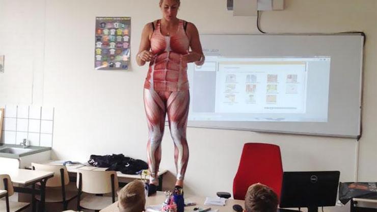 Biyoloji öğretmeninden kostümlü ders anlatımı