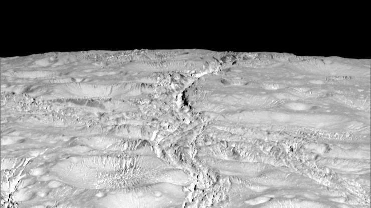 NASA Enceladustaki donmuş okyanusların fotoğraflarını yayınladı