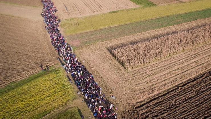 Göçmenler Slovenya sınırında havadan görüntülendi