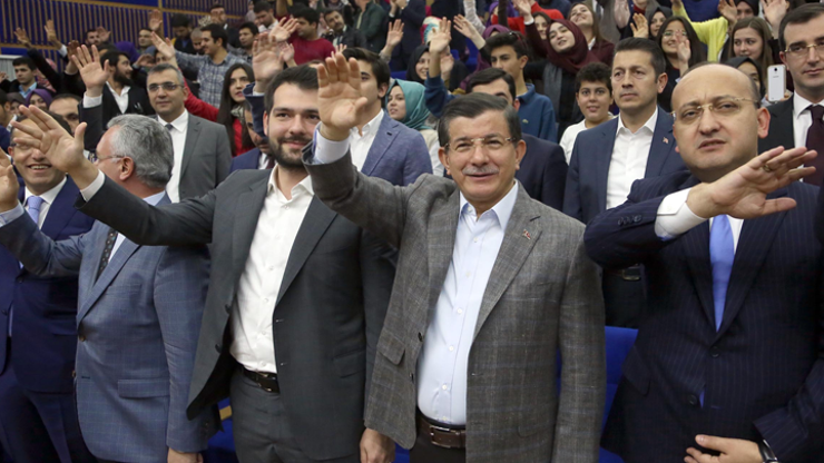 Başbakan Davutoğlu salonu Abdurrahim Boynukalınla birlikte selamladı