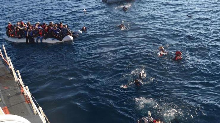 Ege Denizinde göçmenleri taşıyan 3 bot battı