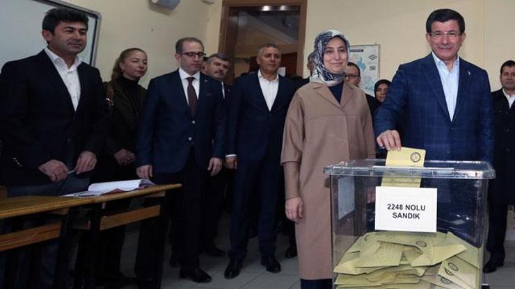 Başbakan Davutoğlu memleketi Konyada oyunu kullandı