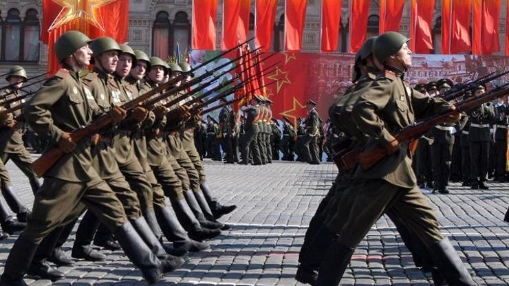 Sovyet askerleri Kızıl Meydanda yürüdü