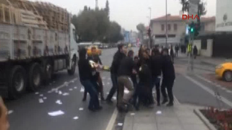 Dolmabahçedeki Başbakanlık ofisi önünde eylemcilere gözaltı