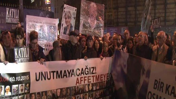 Ankaradaki katliamda hayatını kaybedenler Beyoğlunda anıldı