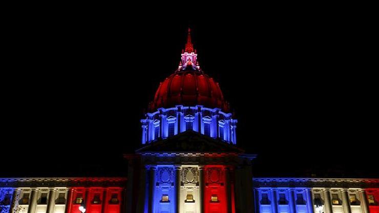 Dünyanın sembol binaları Fransa bayrağının renkleriyle aydınlatıldı