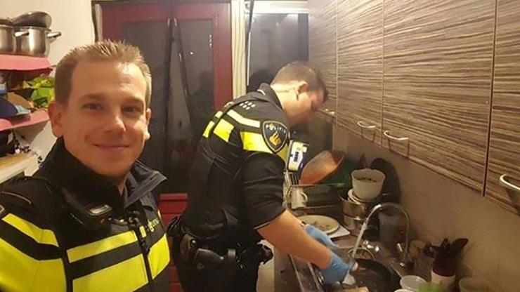 Dünya bulaşık yıkayıp, çocuk bakan Hollanda polisini konuşuyor