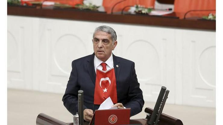 AK Partili Necip Kalkan boynuna Türk bayrağını asarak yemin etti