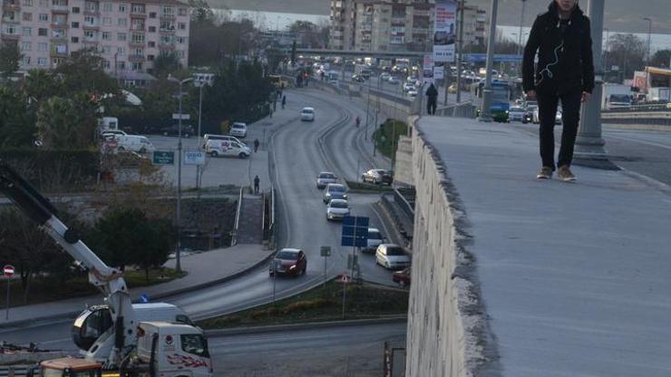 Küçükçekmecede korkulukları unutulan köprü