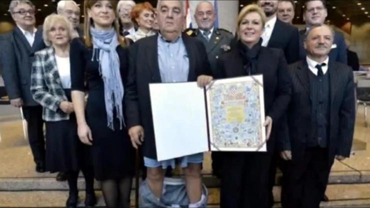 Hırvat Başkanın fotoğraf çekimi sırasında pantolonu düştü
