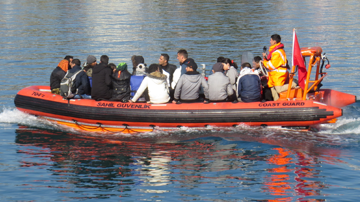 Ege Denizinde mültecileri taşıyan bot battı: 4 ölü