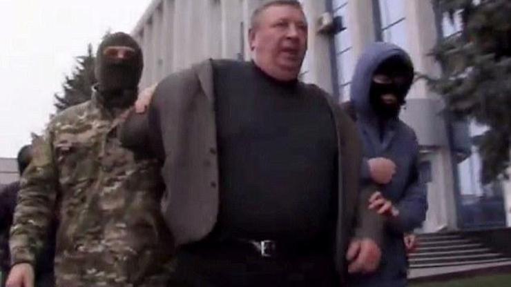 Ukraynada yolsuzlukla suçlanan bürokratı çöpe attılar