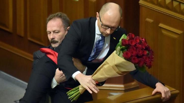 Ukraynada muhalif vekil başbakanı kucaklayıp kürsüden indirdi