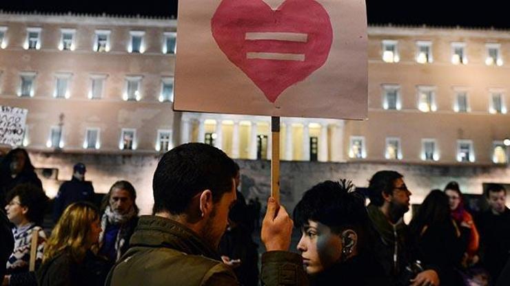 Yunanistanda eşcinsel çiftlerin yeni yıl dileği oldu