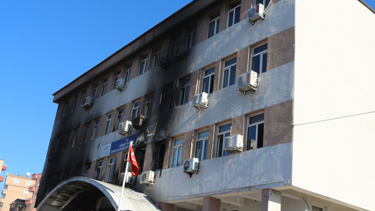 PKK Çevre ve Şehircilik Şırnak İl Müdürlüğü binasını ateşe verdi
