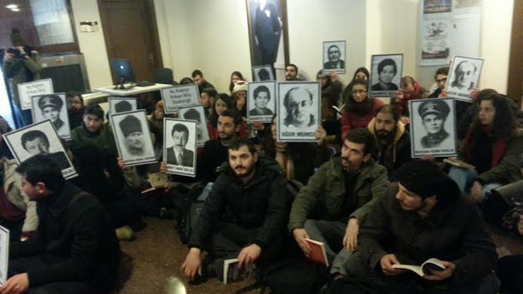 Ankara Üniversitesinde öğrenciler rektörlüğü işgal etti