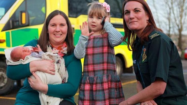 3 yaşındaki kız hamile annesini kurtardı