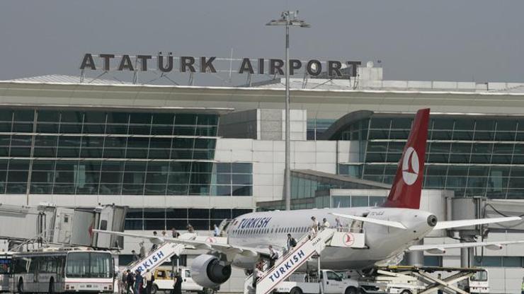 Atatürk Havalimanında kar önlemi. Uçuşlar da iptal