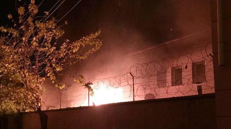 PKK, Şırnaktaki Sema Cıngıllıoğlu İlkokulunu ateşe verdi
