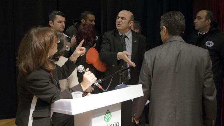 CHP kongresinde Ömer Faruk Eminağaoğlu kürsüden indirildi