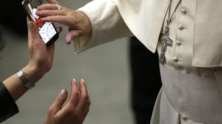 Papa bu sefer akıllı telefon ile kutsadı