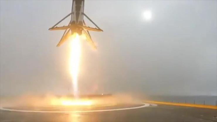 SpaceXin Falcon roketi okyanustaki platforma dik inemedi
