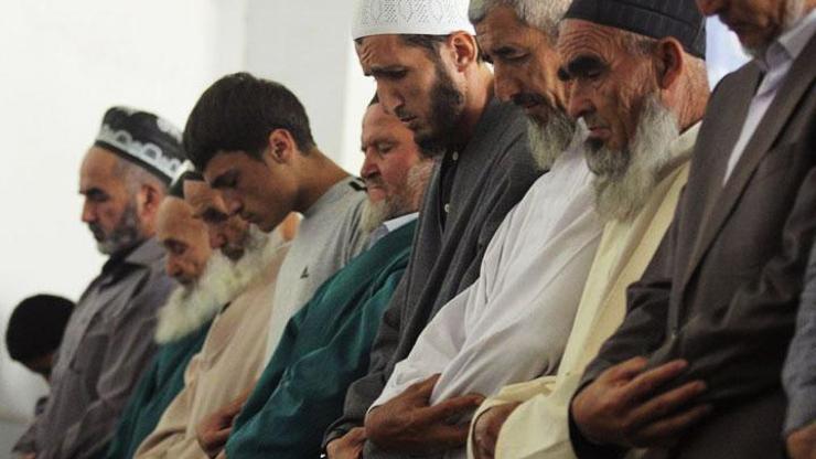 Tacikistanda hükümet radikal İslamla mücadele gerekçesiyle 13 bin kişinin sakalını kesti