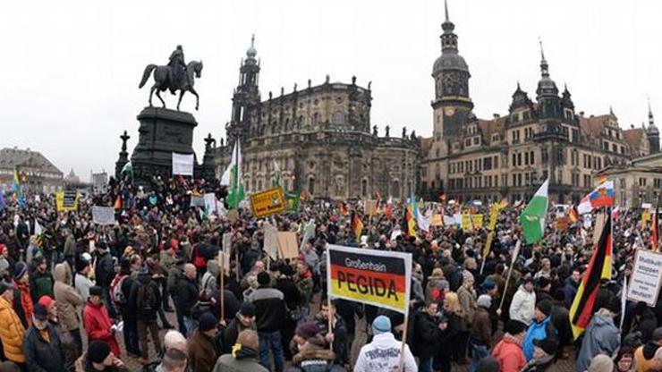 Almanyada PEGIDA taraftarları ve karşıtlarından gösteri