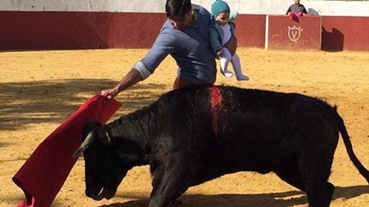 Ünlü matadorun 5 aylık kızıyla boğa güreşi yapması tepki gördü